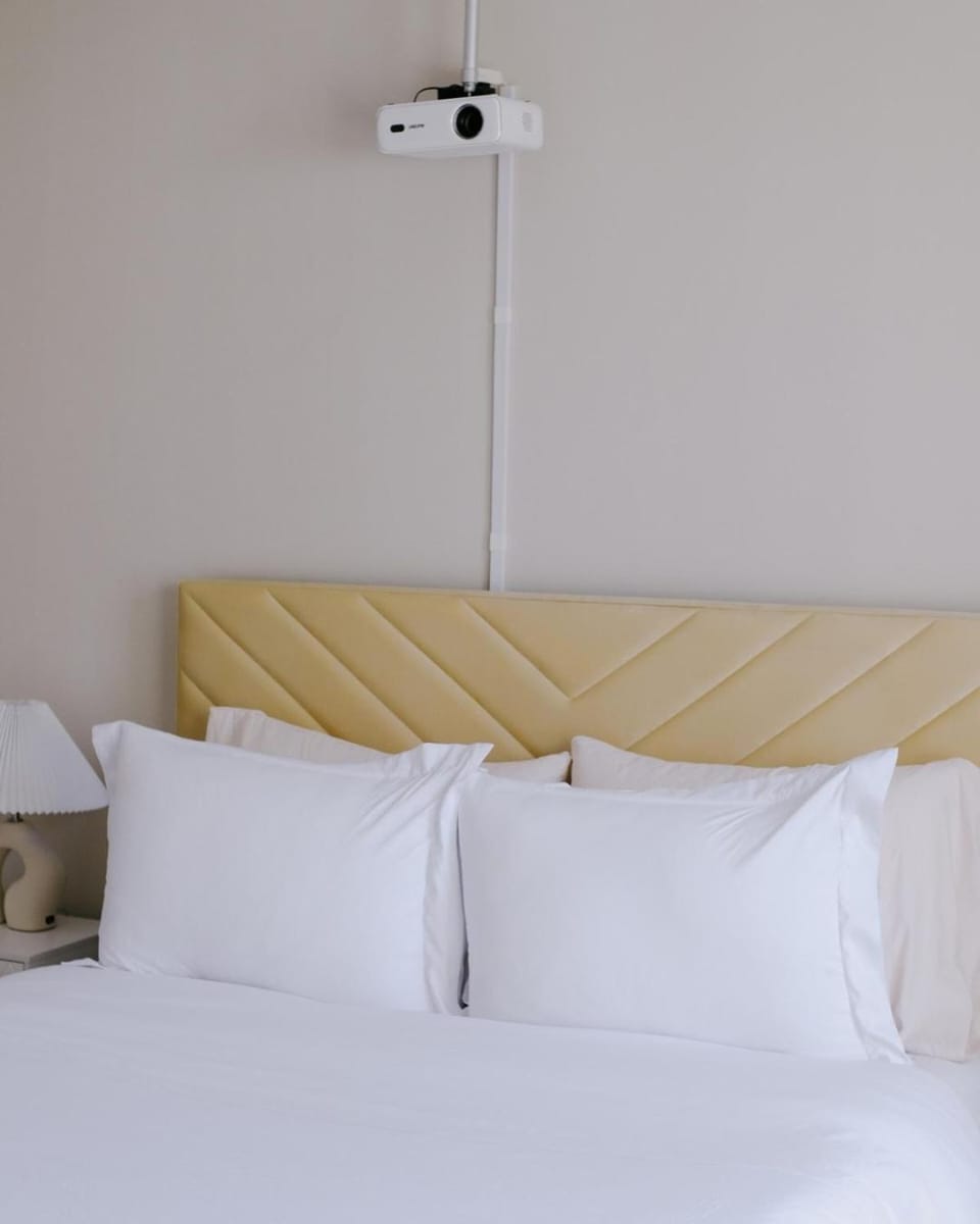 Sleeps 7 • Huge Projector • Designated Workspace Apartment in Chicago