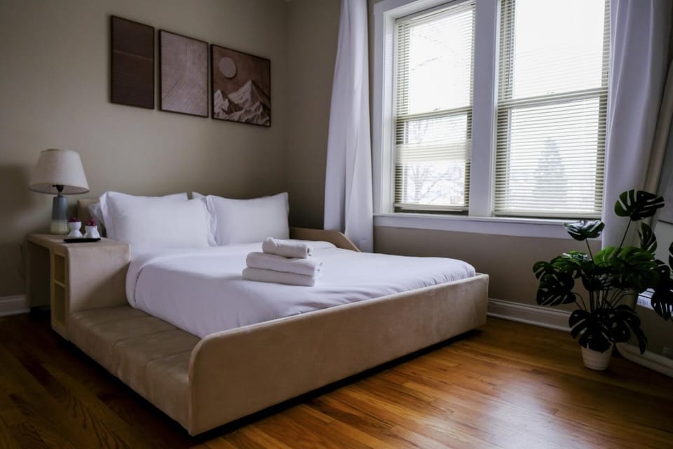 Sleeps 4 • New Modern 1BR • Private Workspace Apartment in Chicago