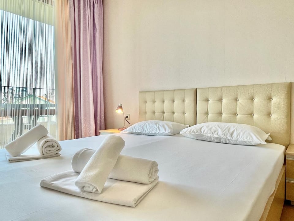 Bed, Bedroom, towels