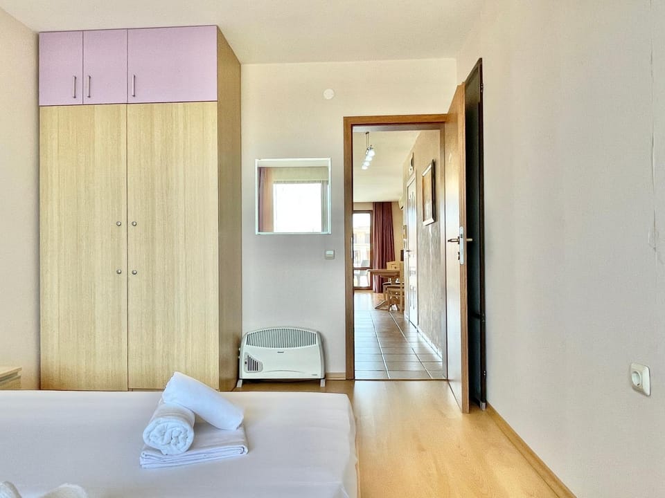 Bed, Bedroom, towels, wardrobe