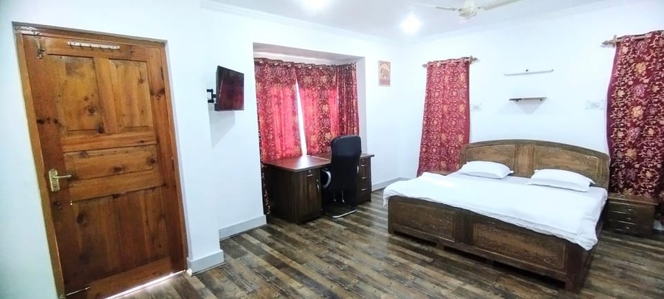 Bed, TV and multimedia, Bedroom