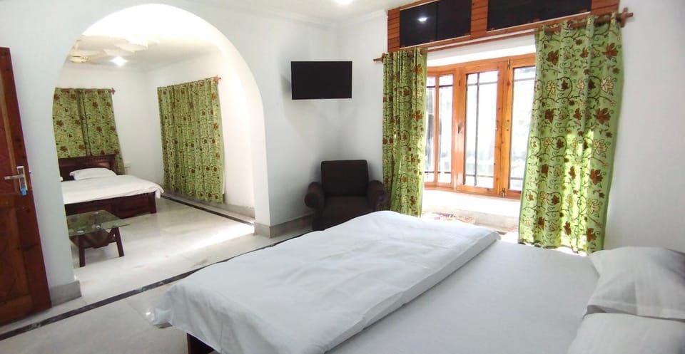 Bed, TV and multimedia, Photo of the whole room, Seating area, Bedroom