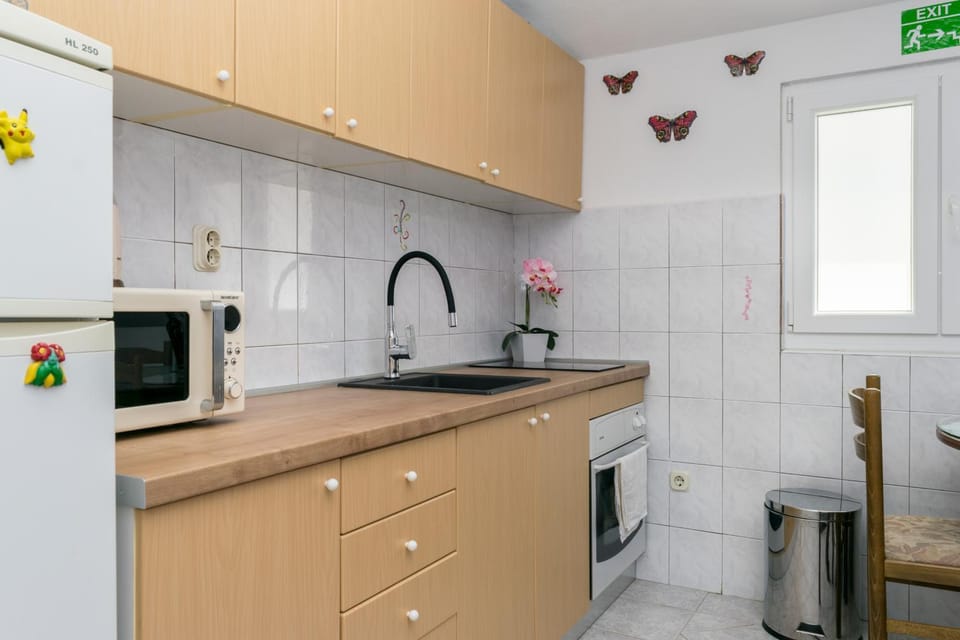 Kitchen or kitchenette, oven, stove