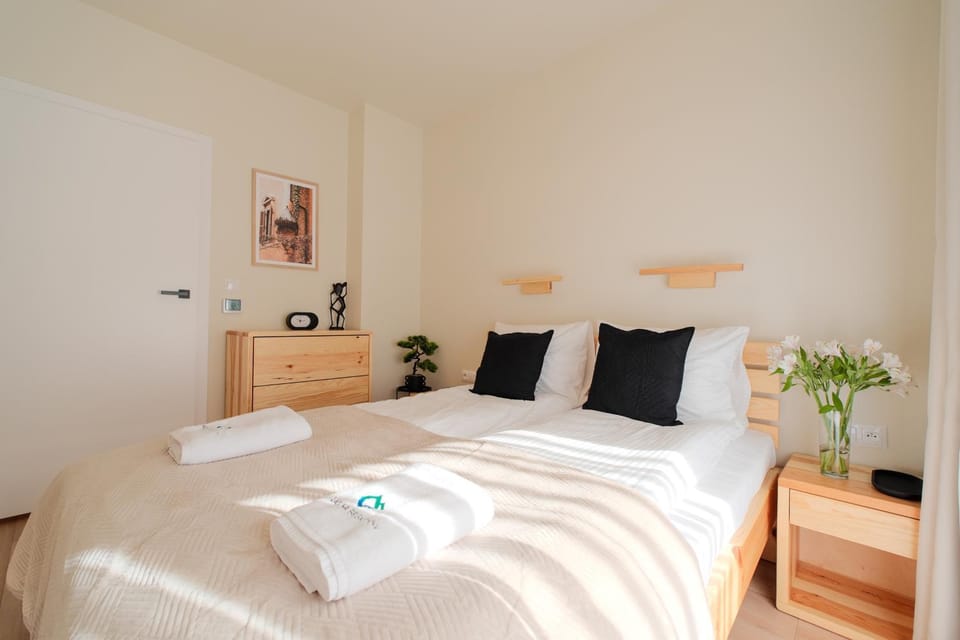 Bed, Bedroom, towels
