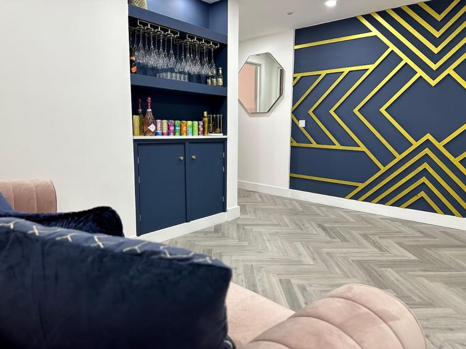 The Social Club - The Ultimate Experience - Sleeps 20 With Own Private Club House in Cardiff