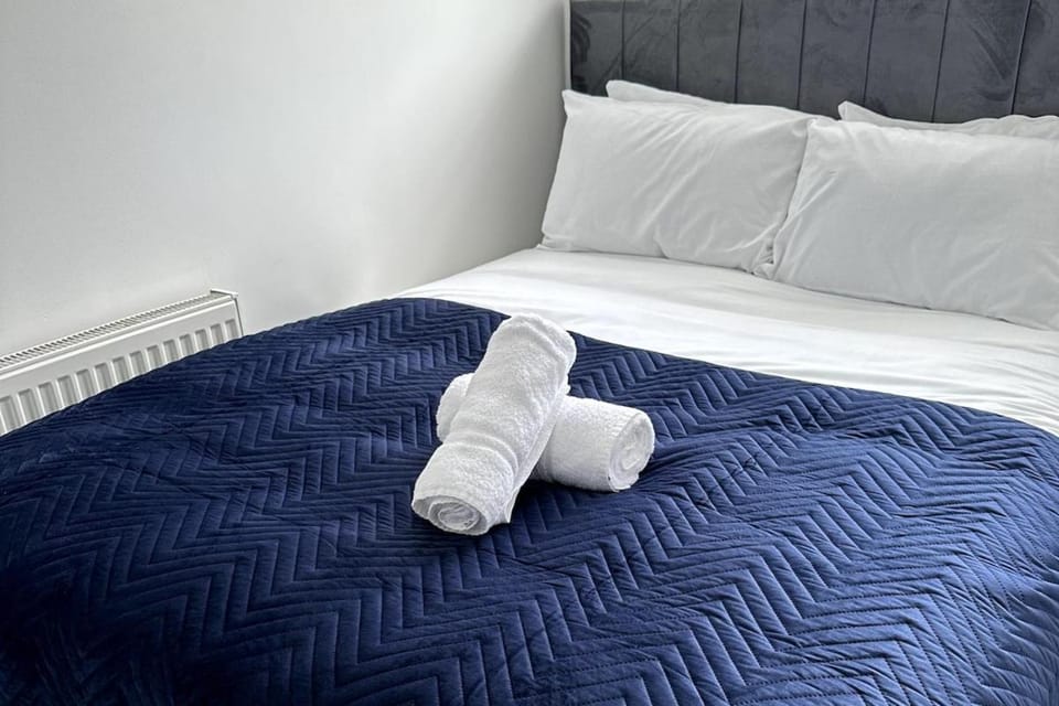 The Social Club - The Ultimate Experience - Sleeps 20 With Own Private Club House in Cardiff