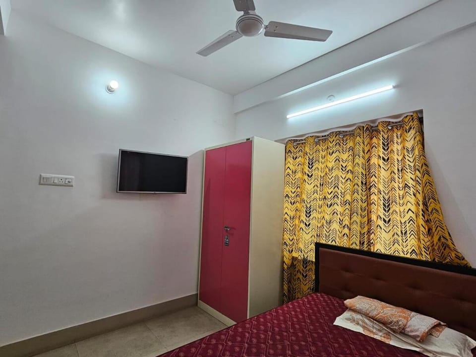 Spacious Room for Girls Only Apartment in Kolkata