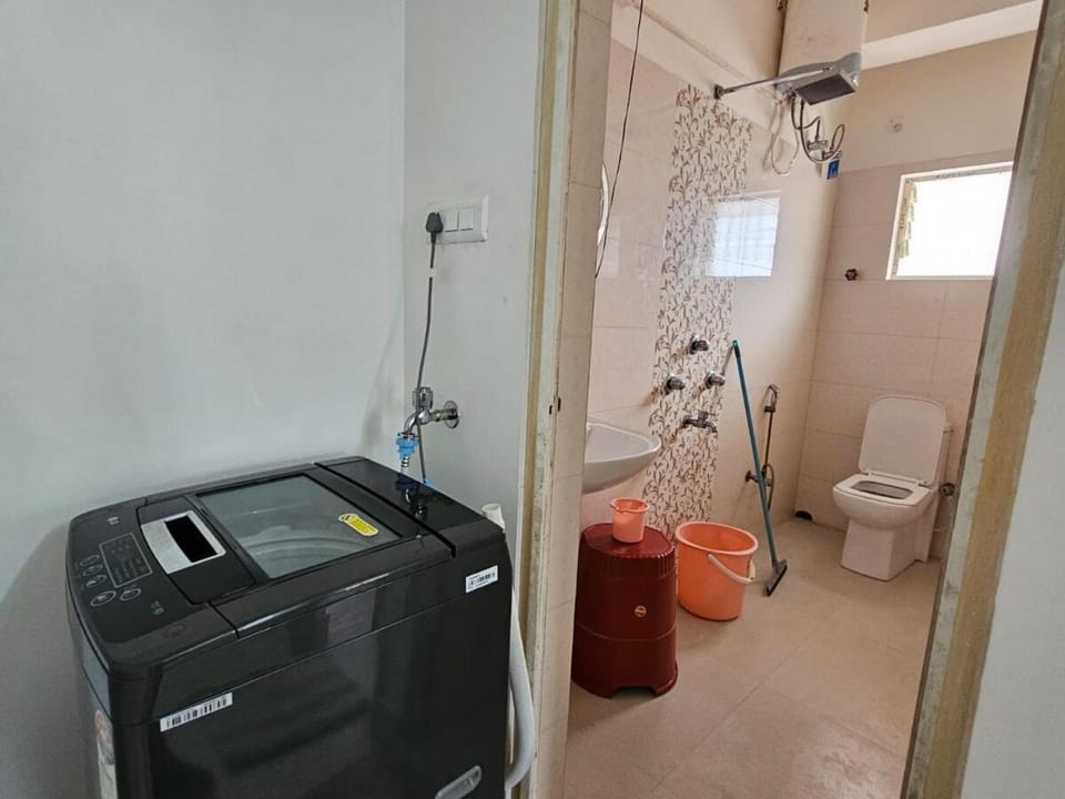 Spacious Room for Girls Only Apartment in Kolkata