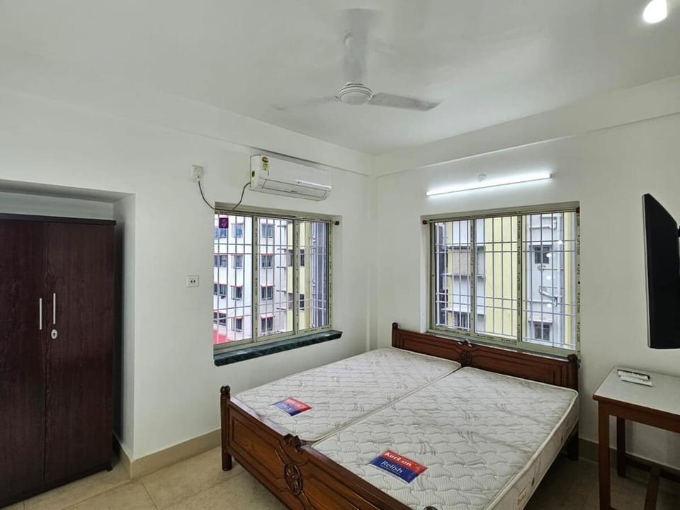 Spacious Room for Girls Only Apartment in Kolkata