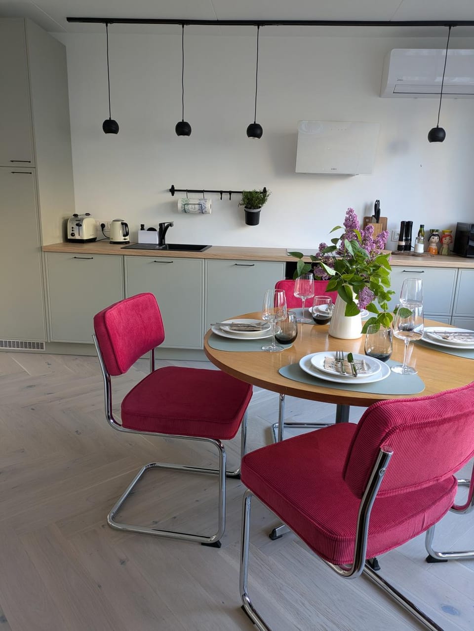Kitchen or kitchenette, Dining area