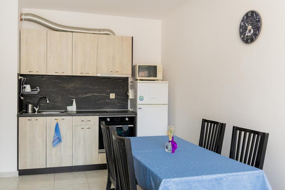Kitchen or kitchenette, Dining area, oven, stove