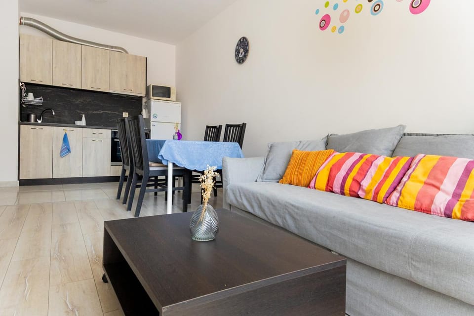 Kitchen or kitchenette, Living room, Seating area, oven, stove
