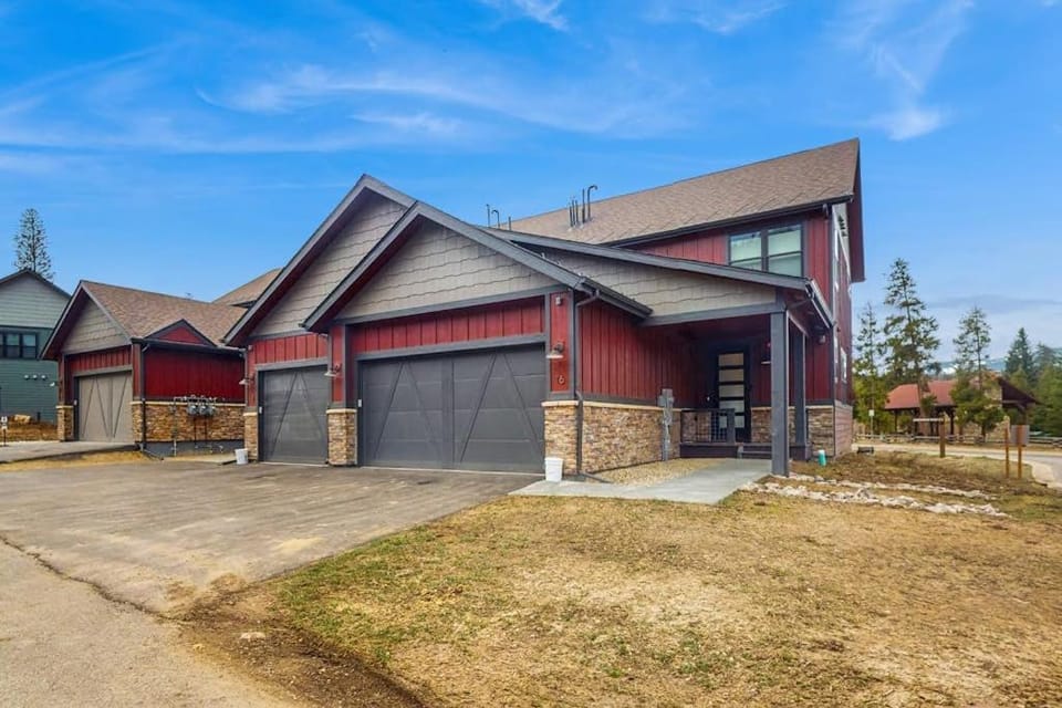 Modern Mountain View House in Fraser