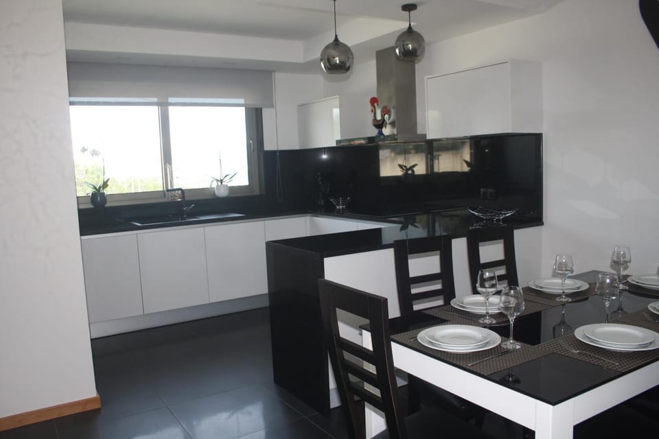 Kitchen or kitchenette, Dining area, stove