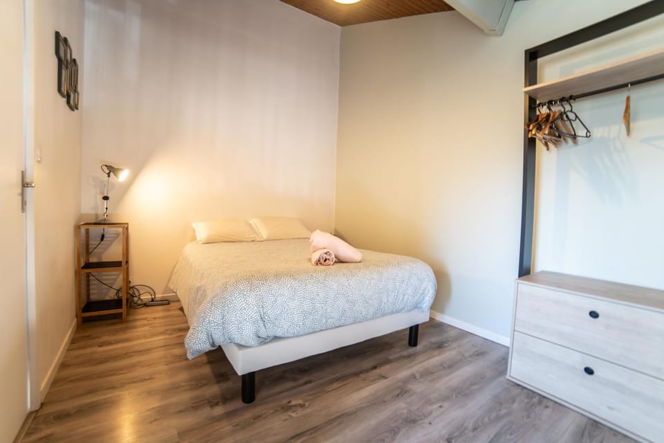 Bed, Photo of the whole room, Bedroom