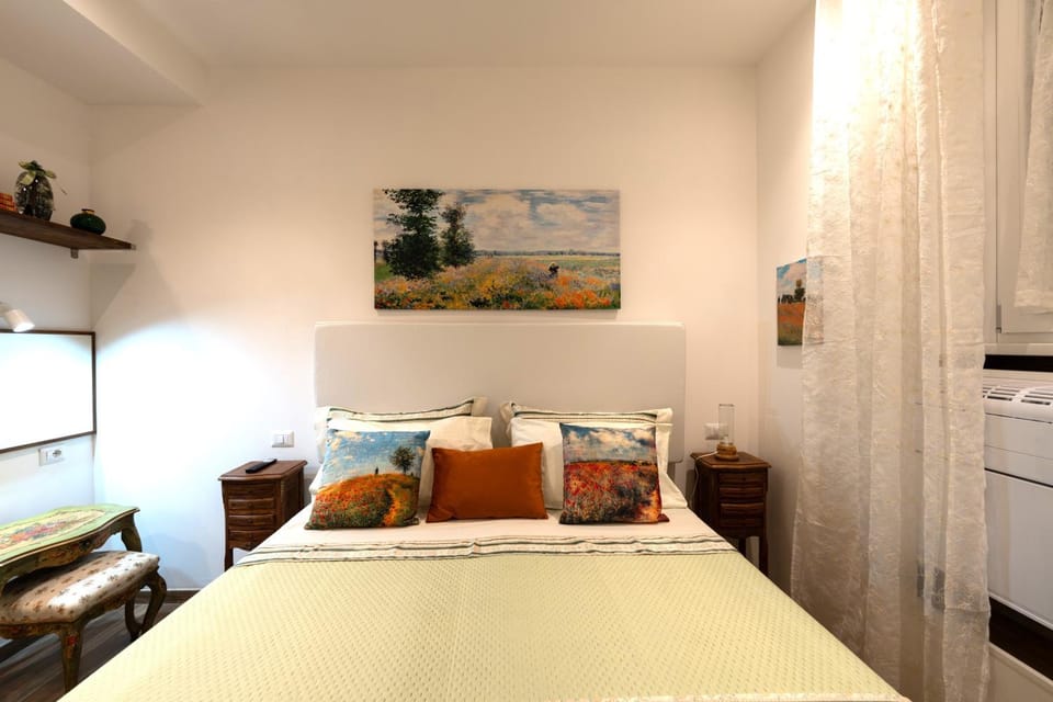 Bed, TV and multimedia, Seating area, Bedroom, heating, air conditioner