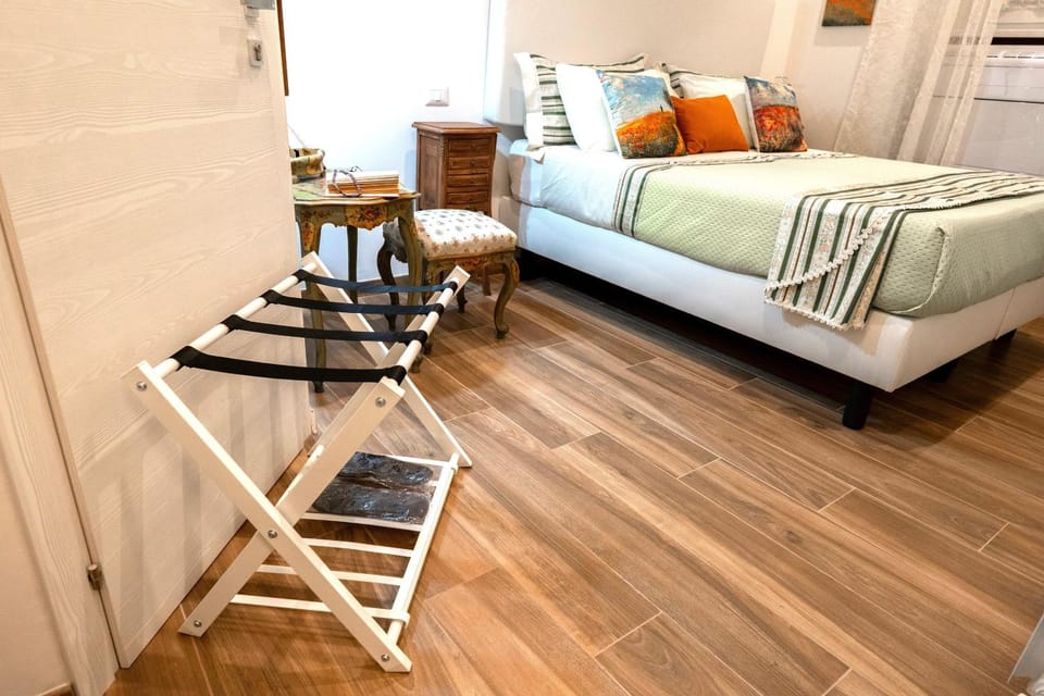 Bed, TV and multimedia, Photo of the whole room, Seating area, Bedroom, heating, air conditioner