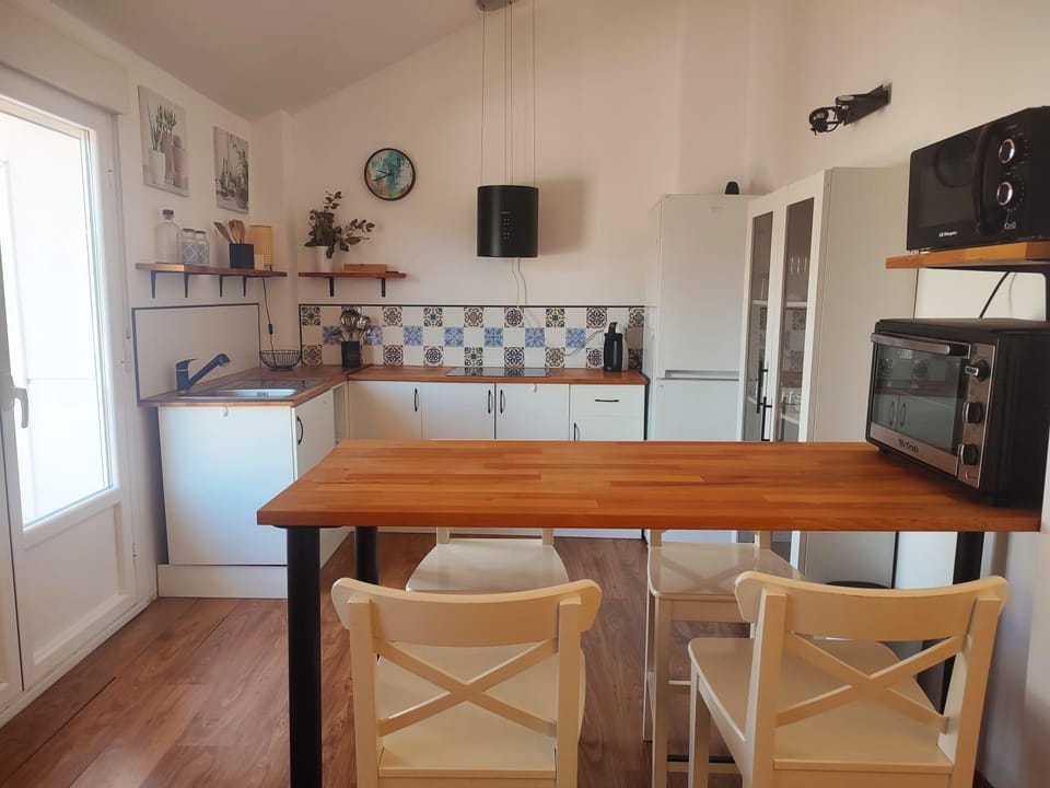 Kitchen or kitchenette, Dining area, kitchen