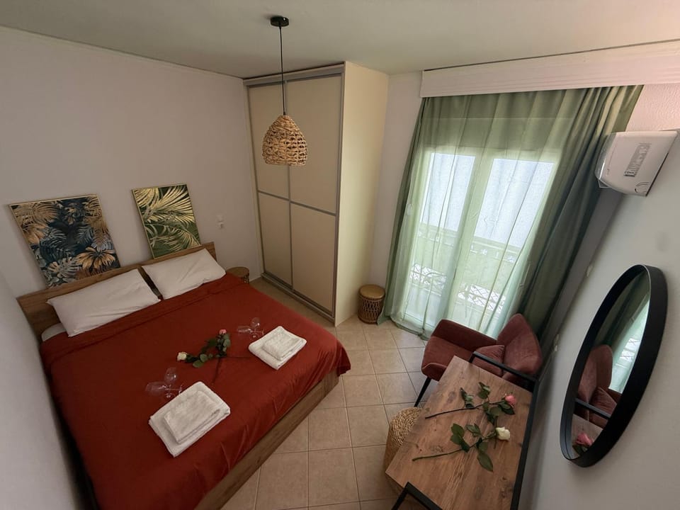 Bed, TV and multimedia, Photo of the whole room, Seating area, Bedroom, towels, wardrobe, air conditioner