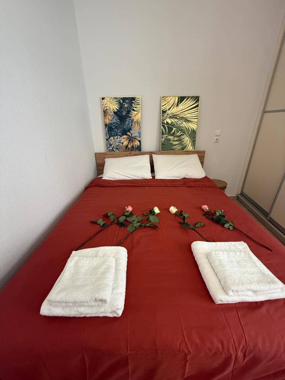 Bed, Photo of the whole room, Bedroom, towels
