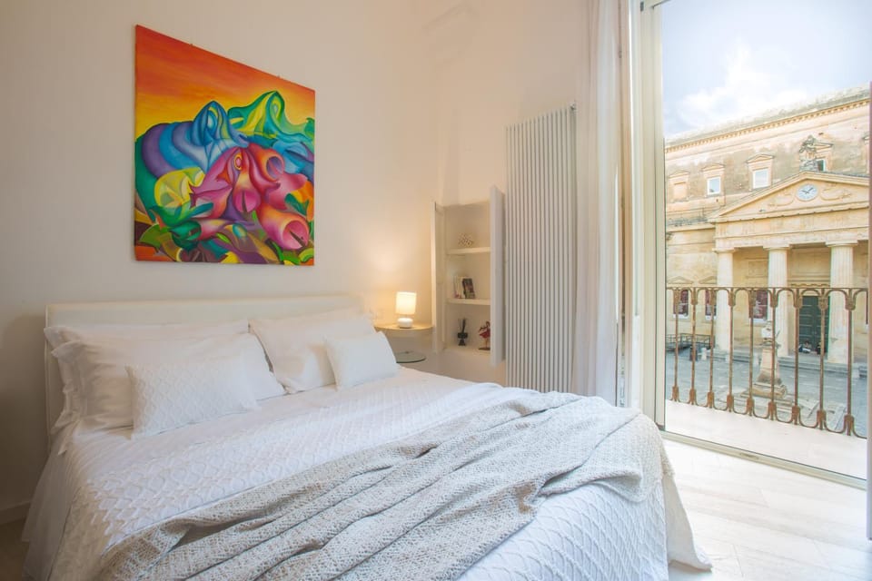 Nearby landmark, Bed, Balcony/Terrace, Balcony/Terrace, Photo of the whole room, Bedroom, City view, Landmark view, Street view