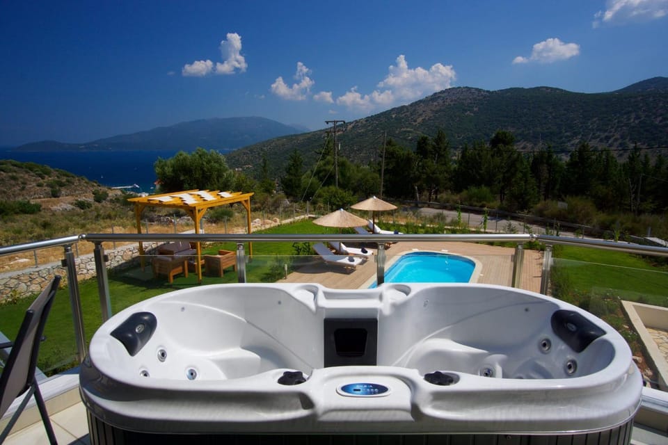 Day, Natural landscape, Hot Tub, Mountain view, Pool view, Swimming pool, sunbed