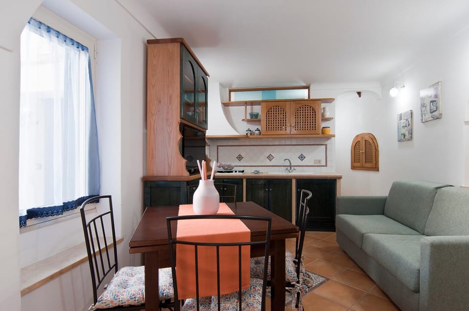 Kitchen or kitchenette, Seating area, Dining area, stove