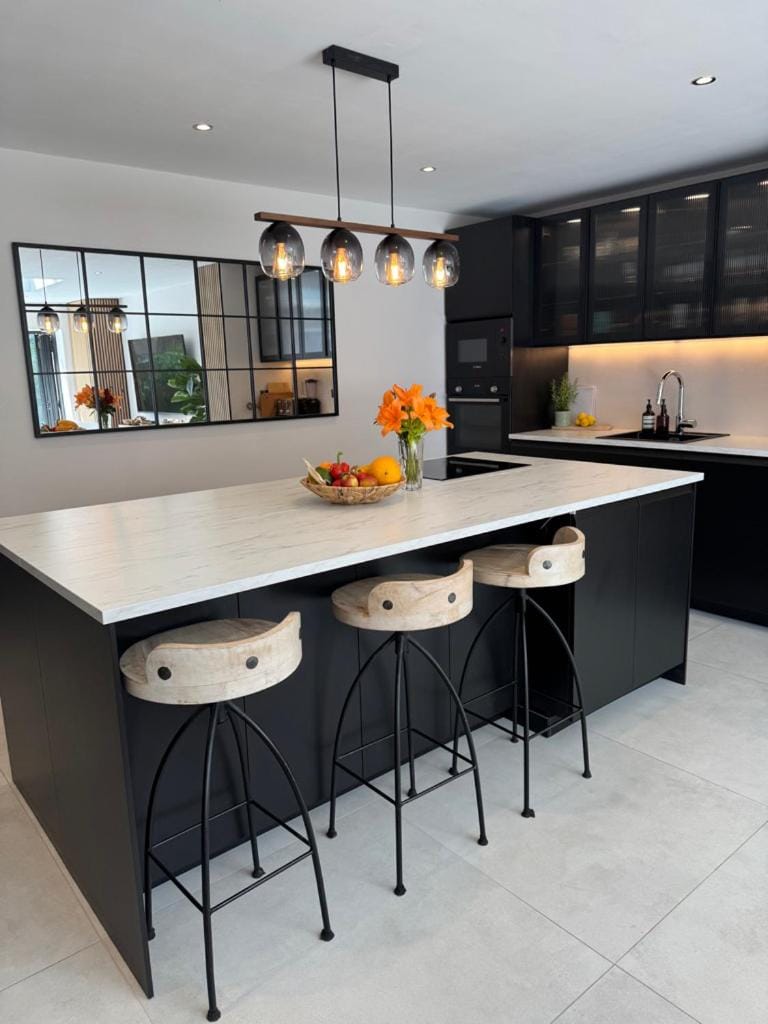 Modern Luxury Home with Spacious Garden close to Warner Bros Studio House in Watford