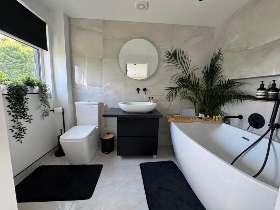 Modern Luxury Home with Spacious Garden close to Warner Bros Studio House in Watford