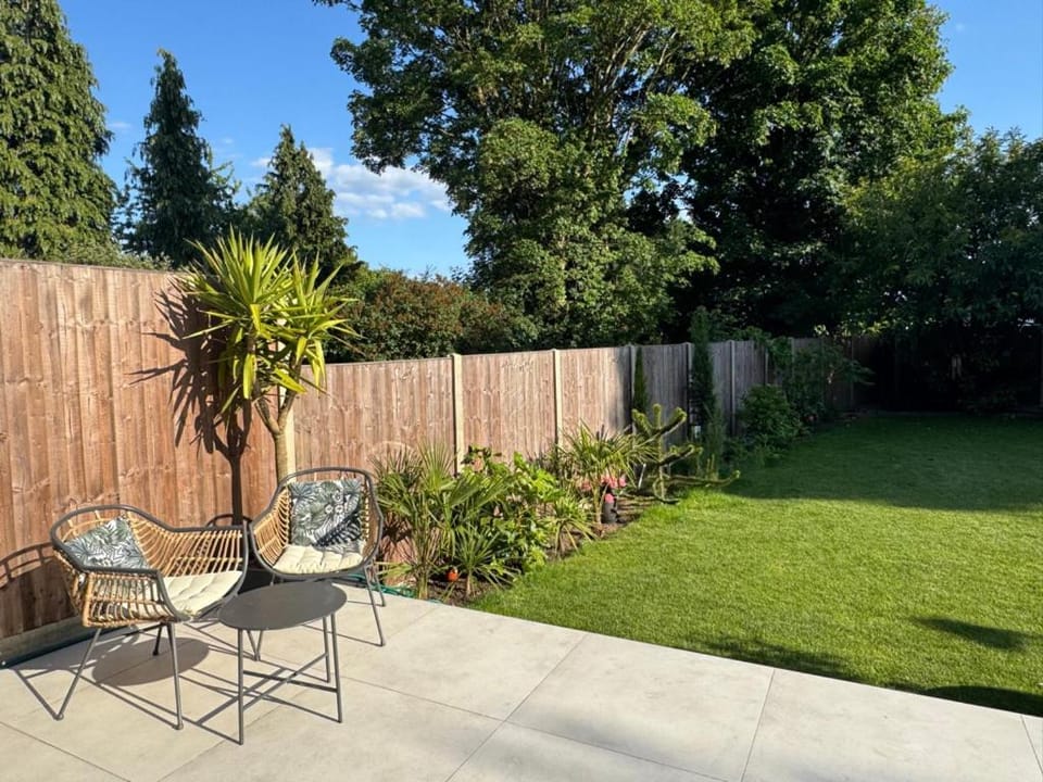 Modern Luxury Home with Spacious Garden close to Warner Bros Studio House in Watford