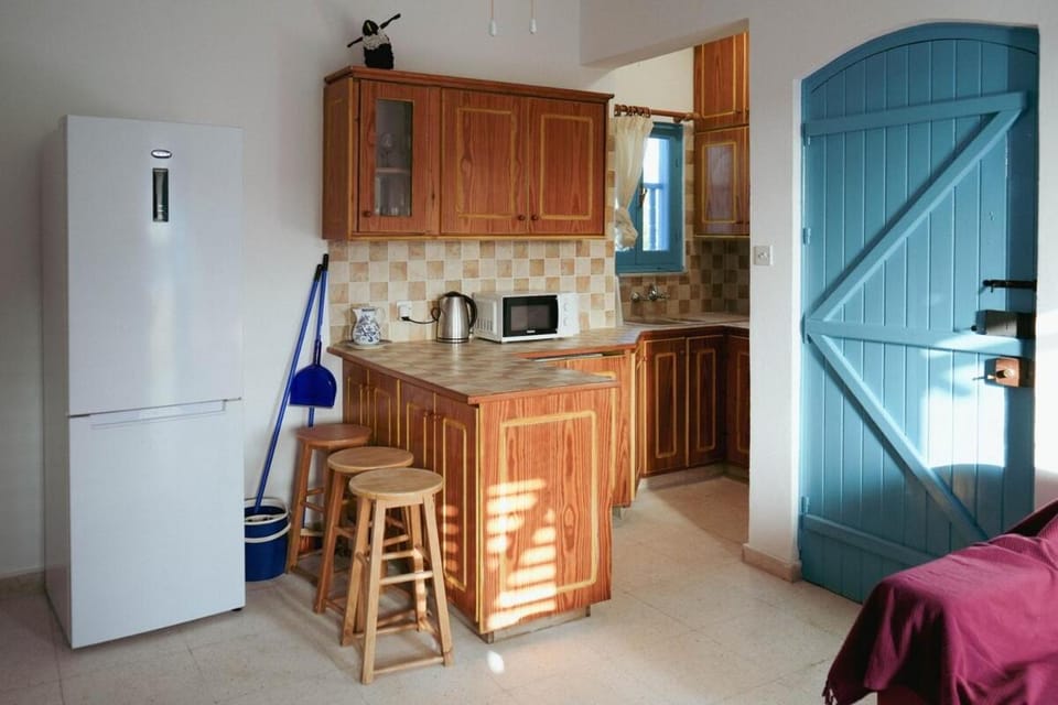 Kitchen or kitchenette, microwave, minibar, stove