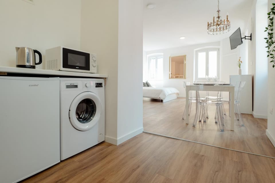 Kitchen or kitchenette, Photo of the whole room, oven, stove, washing machine