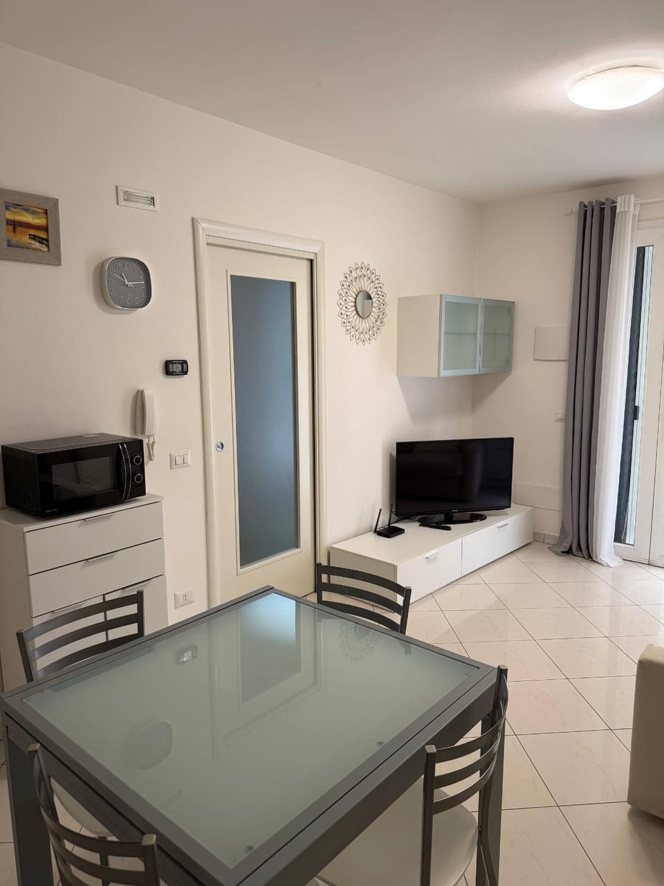 TV and multimedia, Kitchen or kitchenette, Living room, Seating area, Dining area