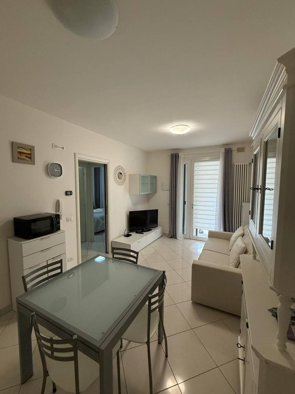TV and multimedia, Kitchen or kitchenette, Living room, Seating area, Dining area