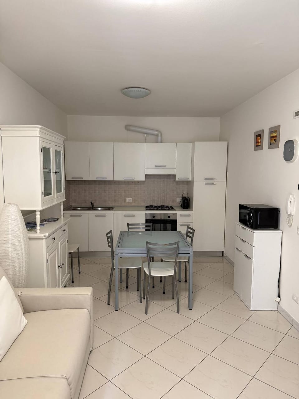 Kitchen or kitchenette, Seating area, Dining area, oven, stove