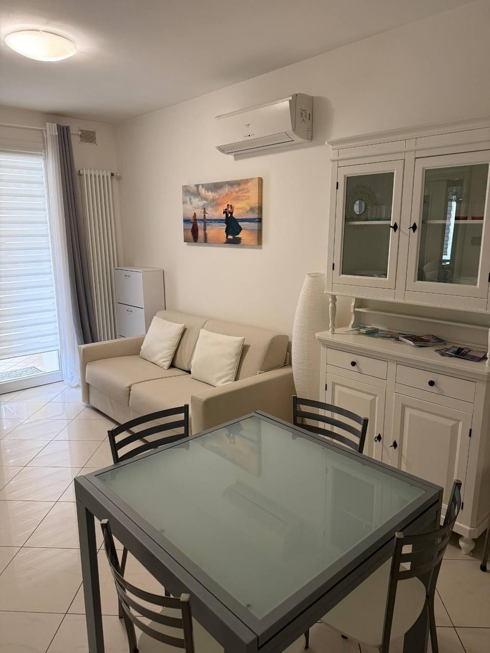 Kitchen or kitchenette, Living room, Seating area, Dining area, air conditioner