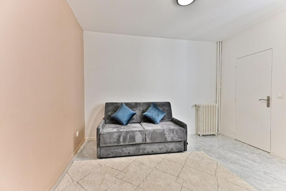 Bed, Living room