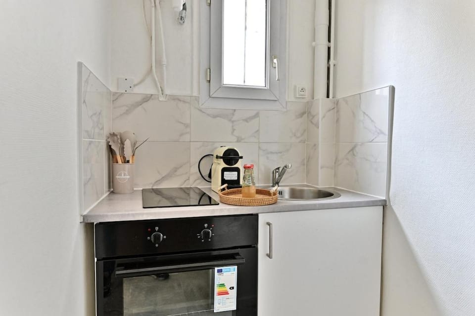 Kitchen or kitchenette, oven