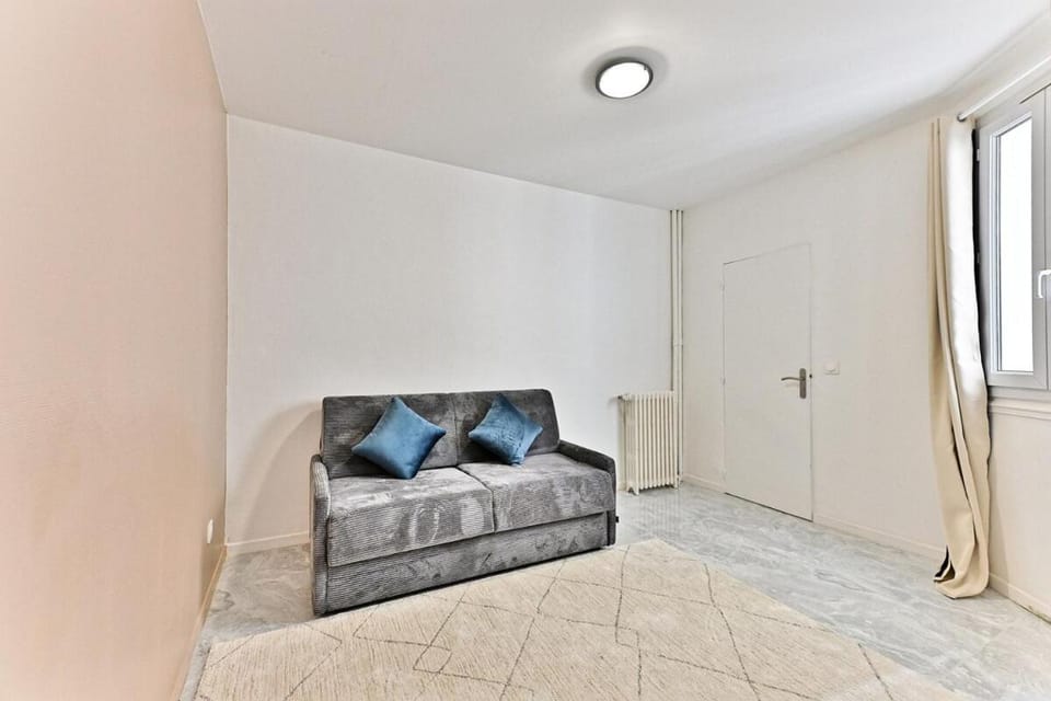 Bed, Living room