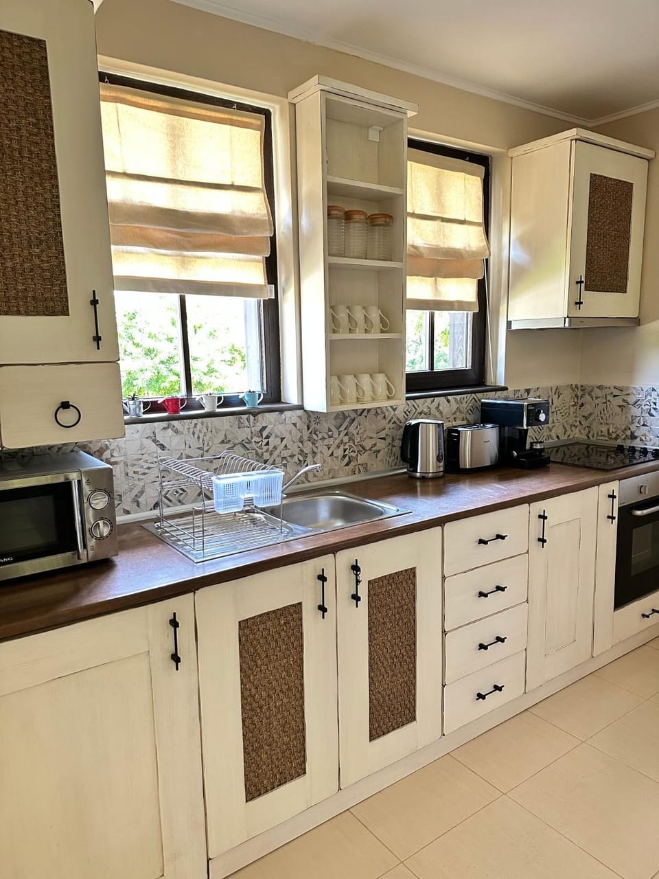 Coffee/tea facilities, microwave, oven, stove, toaster