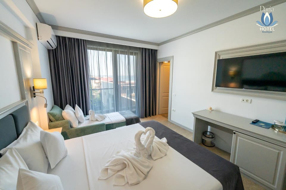 Bed, TV and multimedia, Photo of the whole room, Bedroom, towels