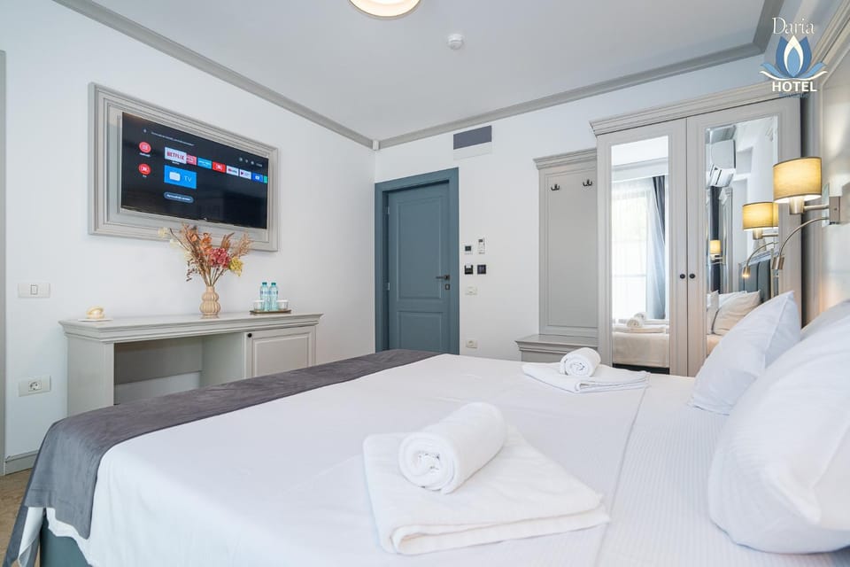 Bed, TV and multimedia, Photo of the whole room, Bedroom, towels, wardrobe