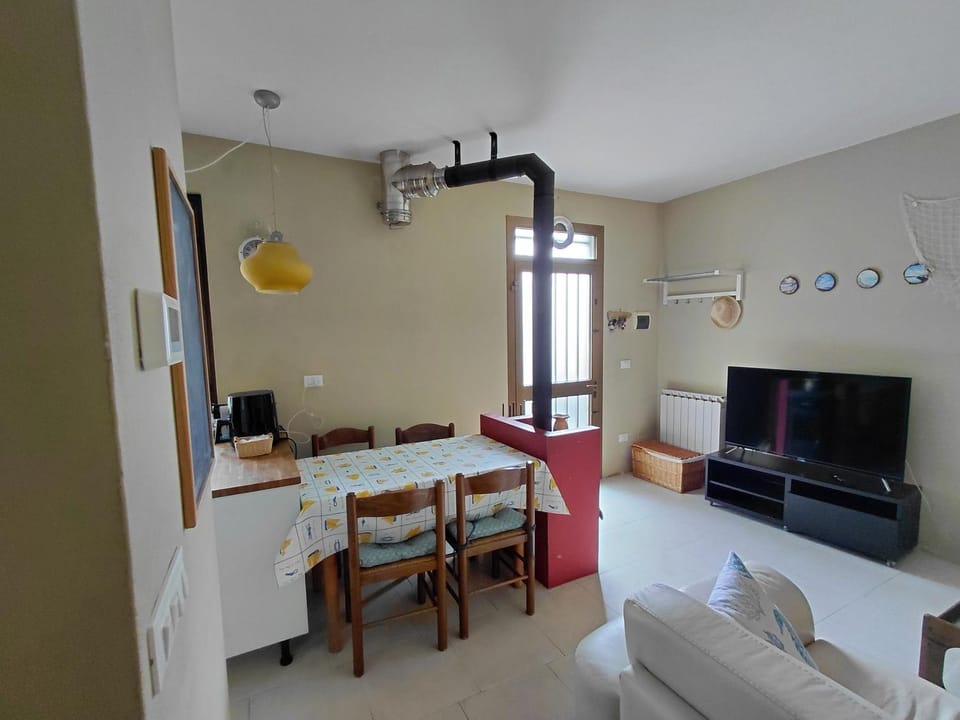 TV and multimedia, Living room, Seating area, Dining area