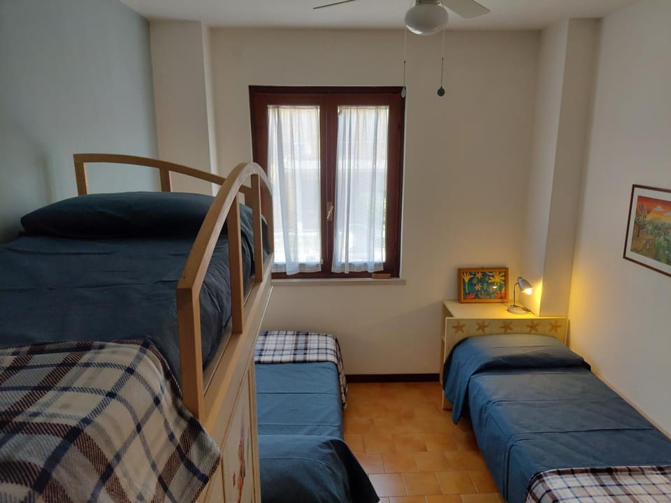 Bed, TV and multimedia, Living room, Photo of the whole room, Seating area, Bedroom, bunk bed