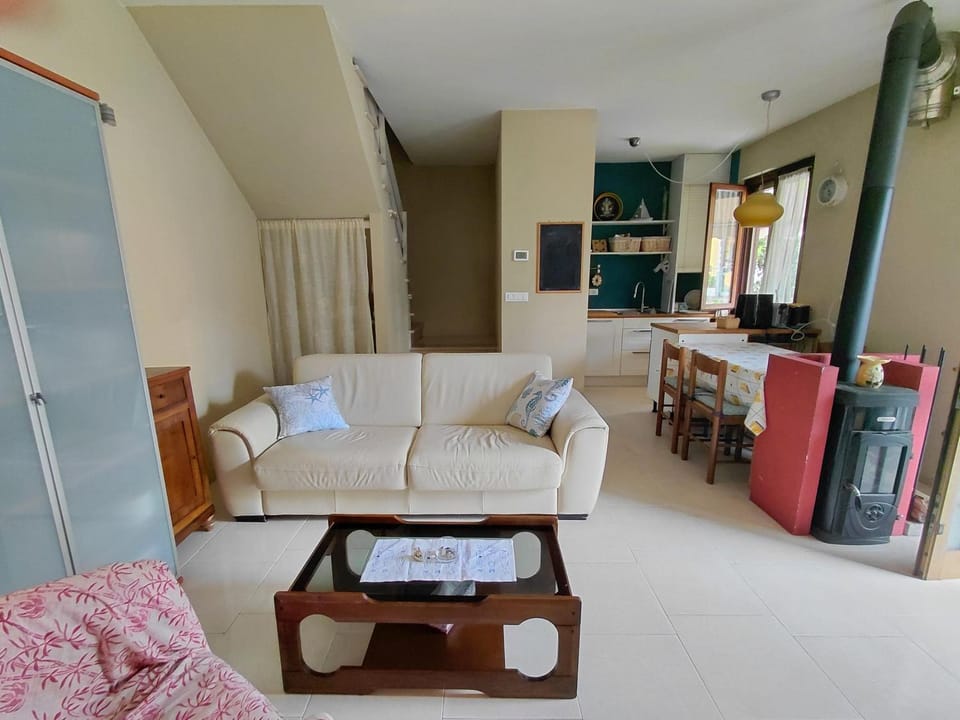 Kitchen or kitchenette, Living room, Seating area, Dining area, oven, pet friendly, stove