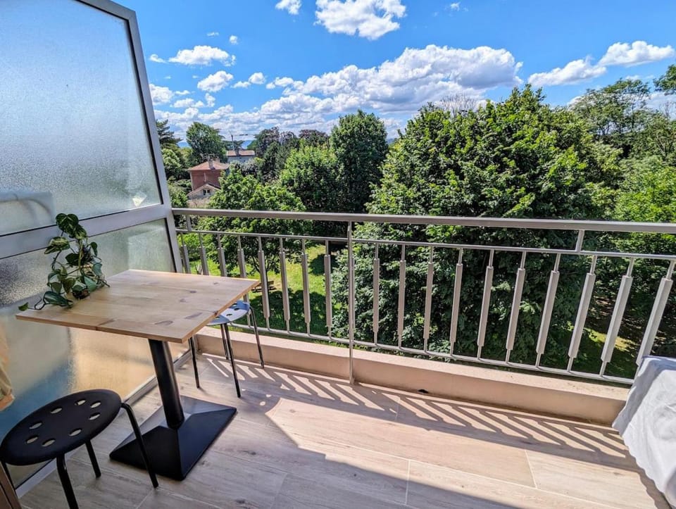 T2 au calme, balcon, proche métro, parking gratuit Apartment in Caluire-et-Cuire