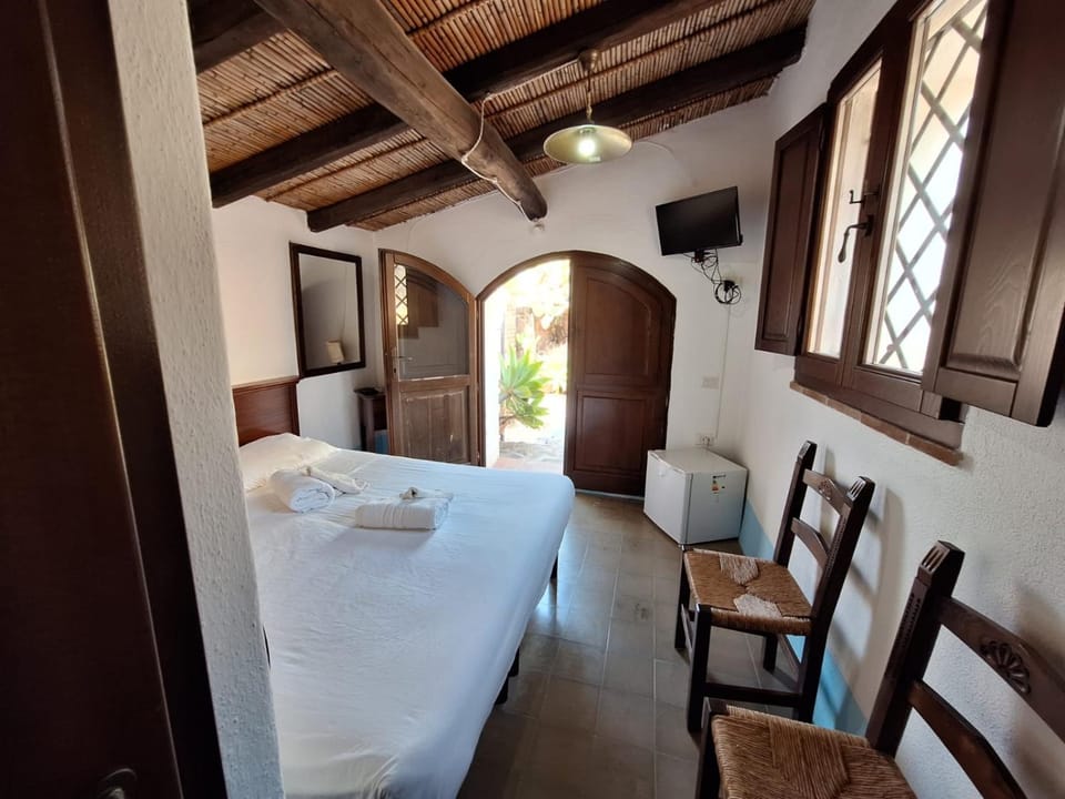 Bed, TV and multimedia, Photo of the whole room, Bedroom, towels