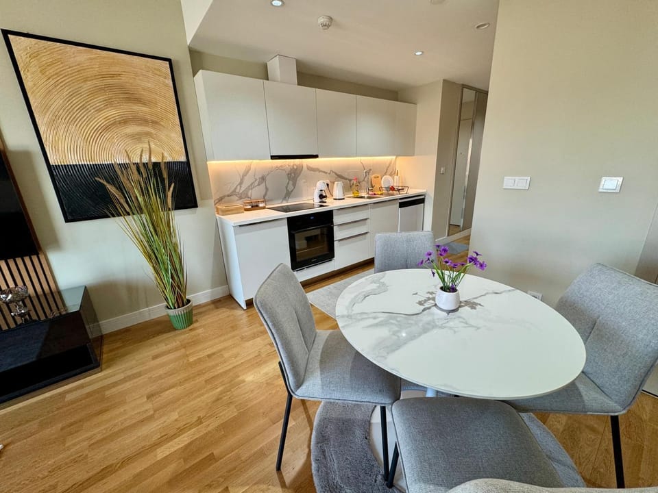 Kitchen or kitchenette, Dining area
