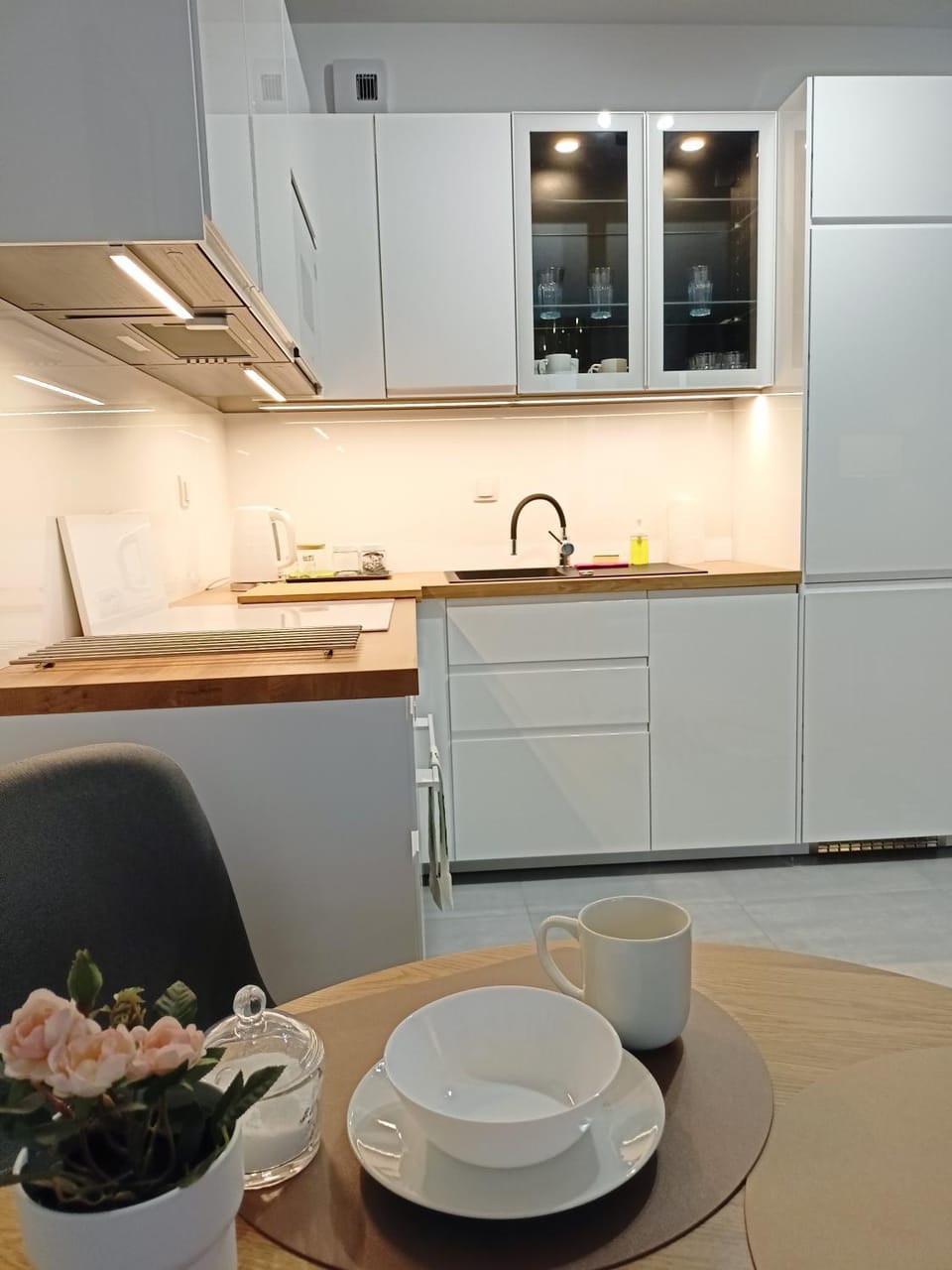Kitchen or kitchenette, Dining area