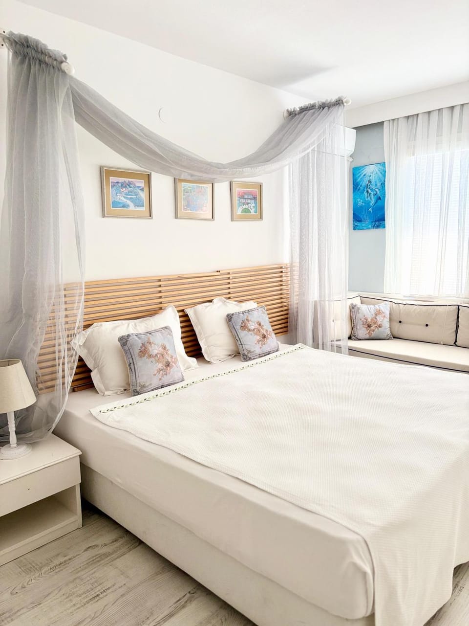 Photo of the whole room, Bedroom